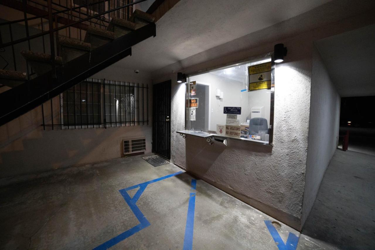Artesia Motor Inn Беллфлауэр Экстерьер фото