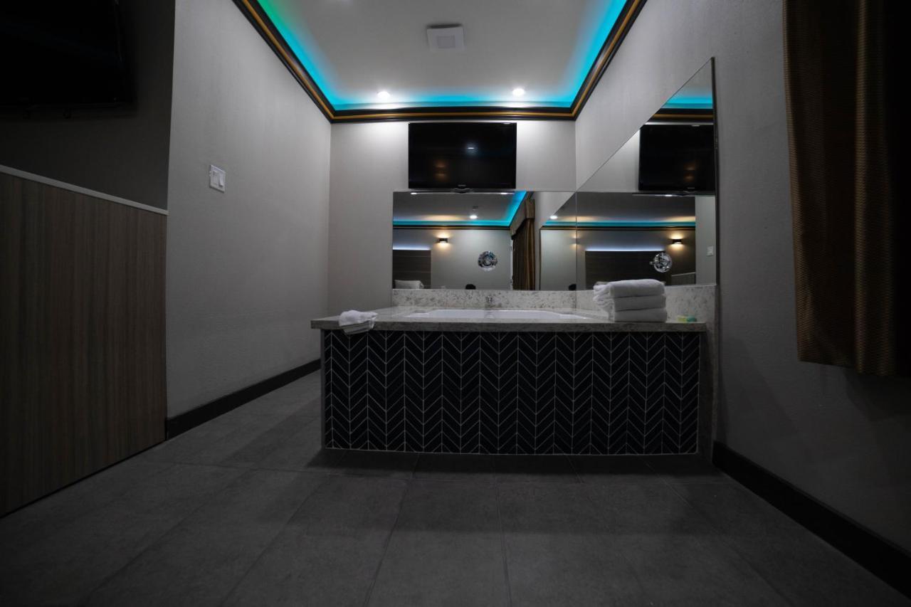 Artesia Motor Inn Беллфлауэр Экстерьер фото