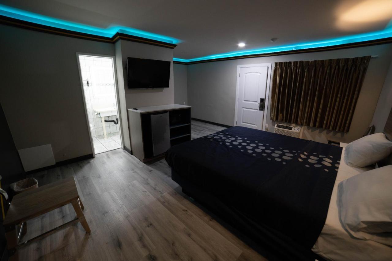 Artesia Motor Inn Беллфлауэр Экстерьер фото