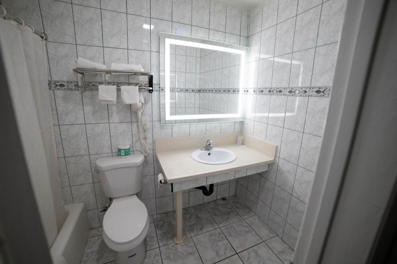 Artesia Motor Inn Беллфлауэр Экстерьер фото