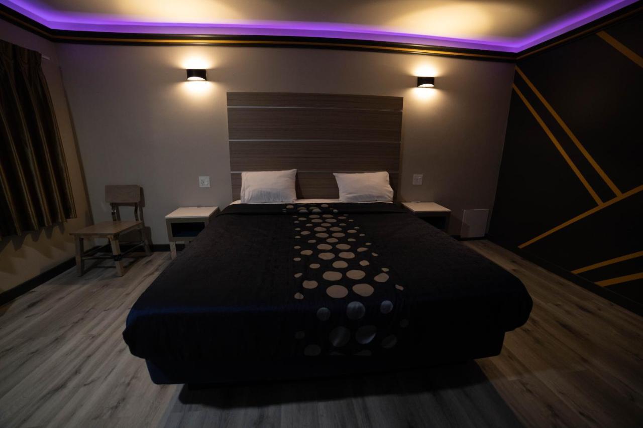 Artesia Motor Inn Беллфлауэр Экстерьер фото