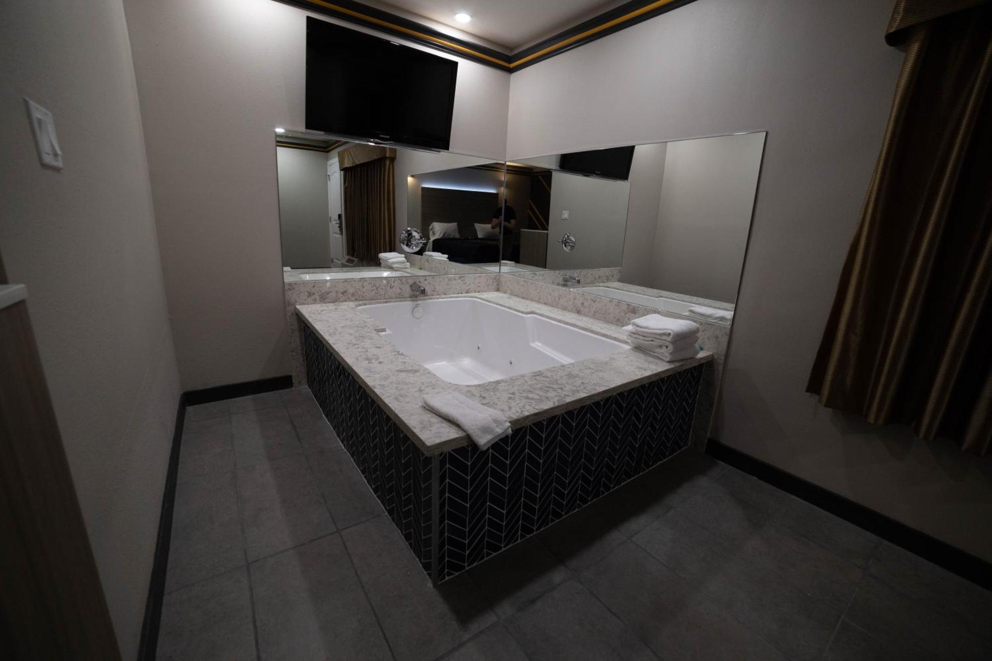 Artesia Motor Inn Беллфлауэр Экстерьер фото