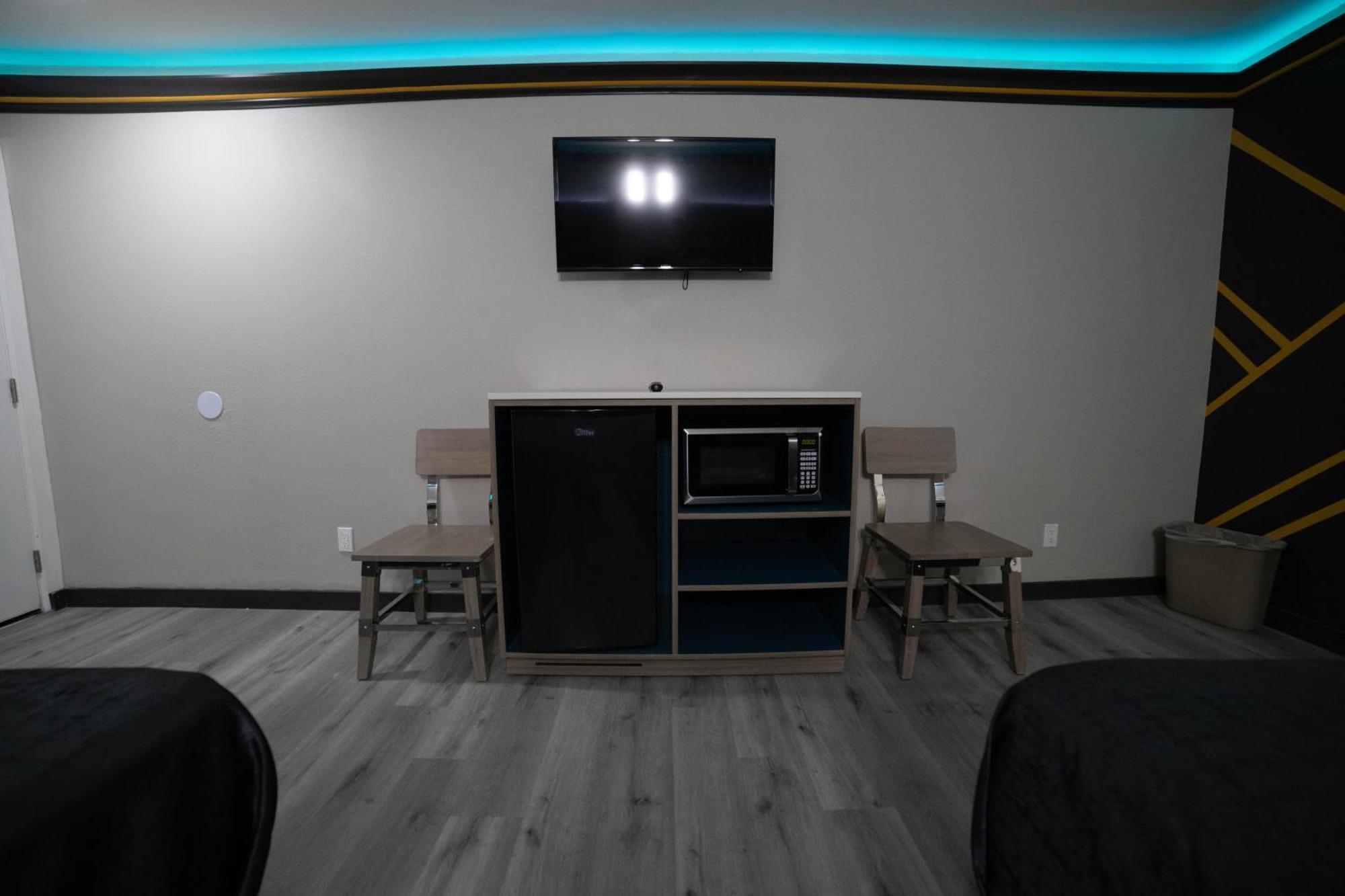 Artesia Motor Inn Беллфлауэр Экстерьер фото