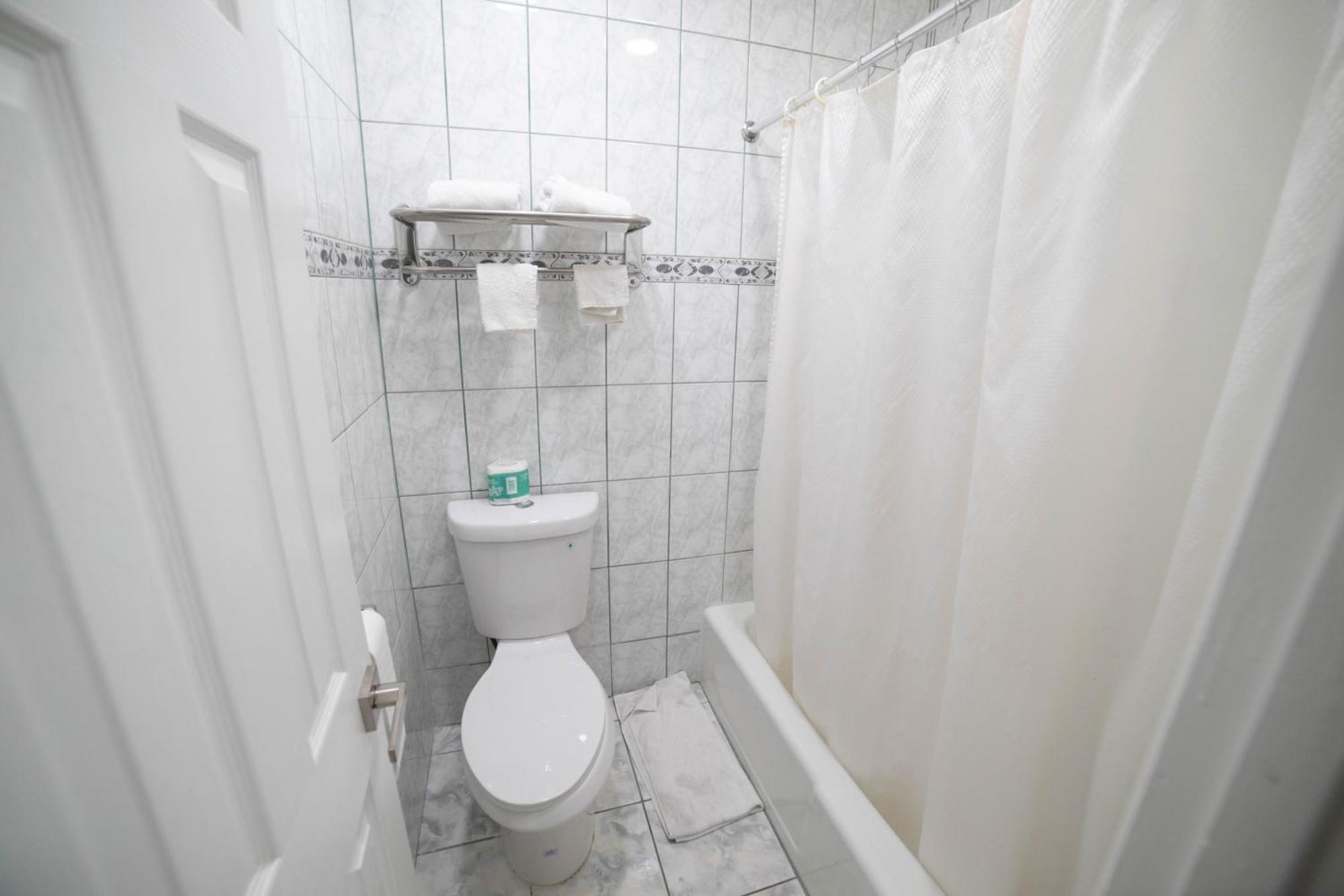 Artesia Motor Inn Беллфлауэр Экстерьер фото