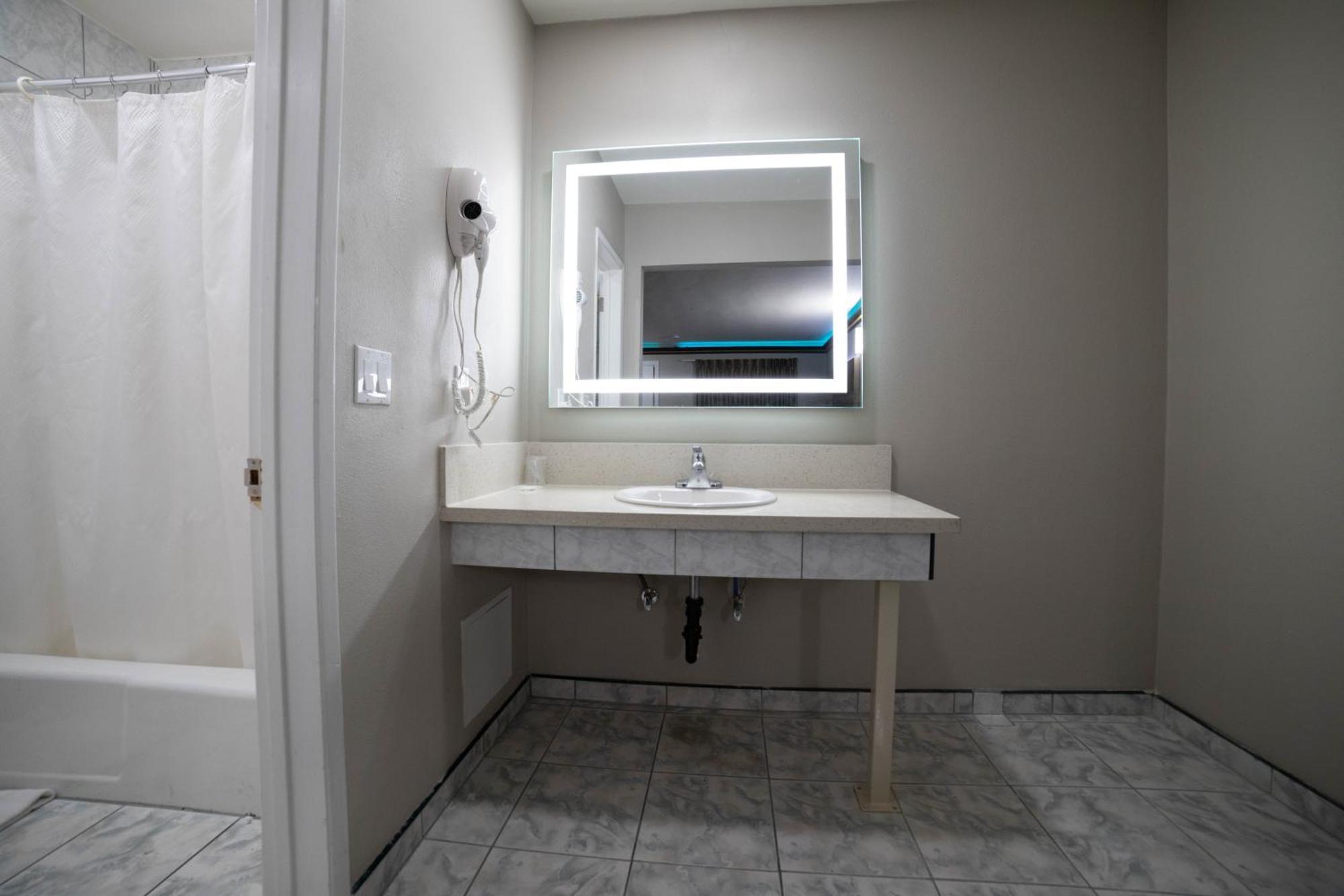 Artesia Motor Inn Беллфлауэр Экстерьер фото