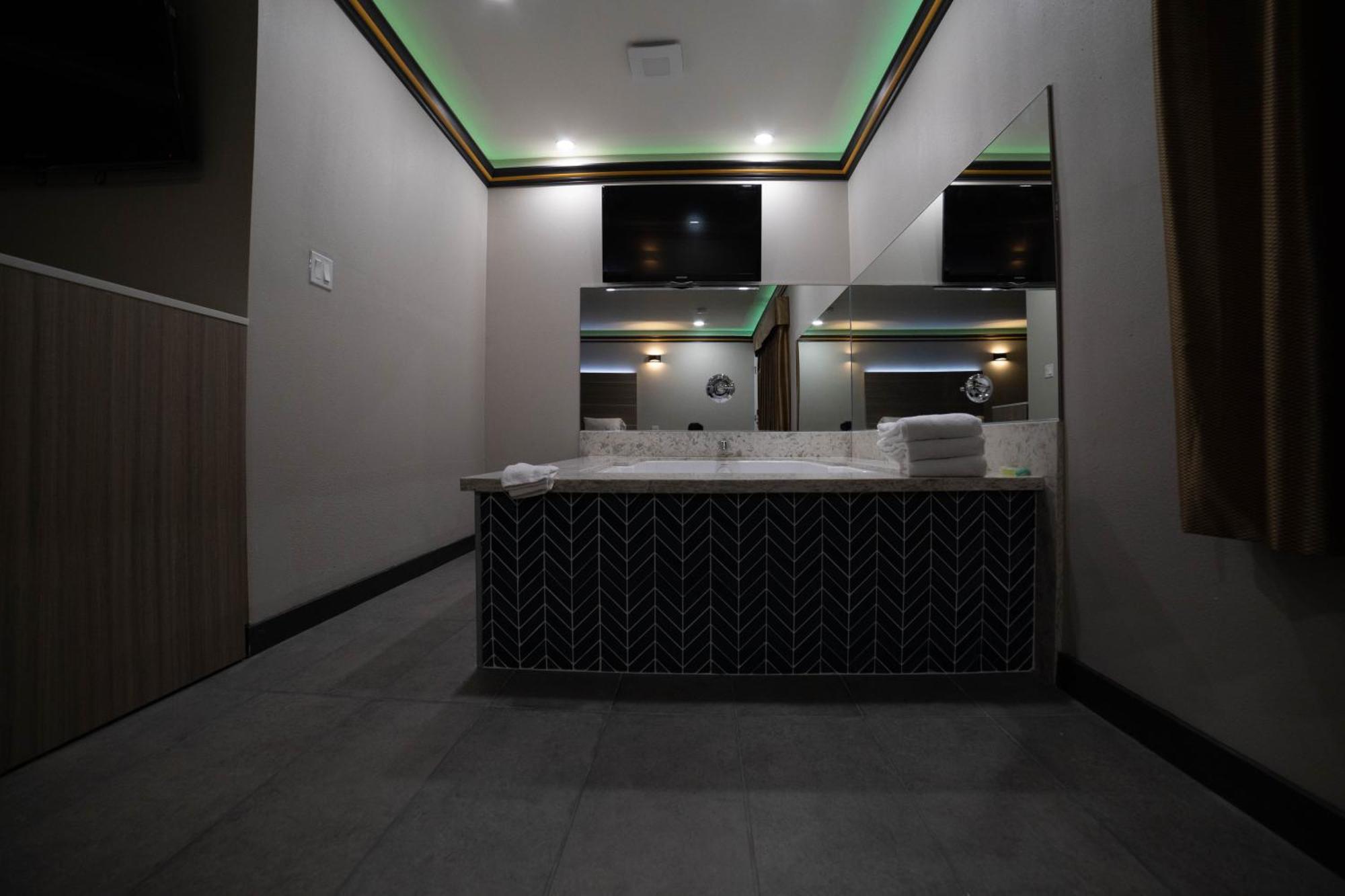 Artesia Motor Inn Беллфлауэр Экстерьер фото