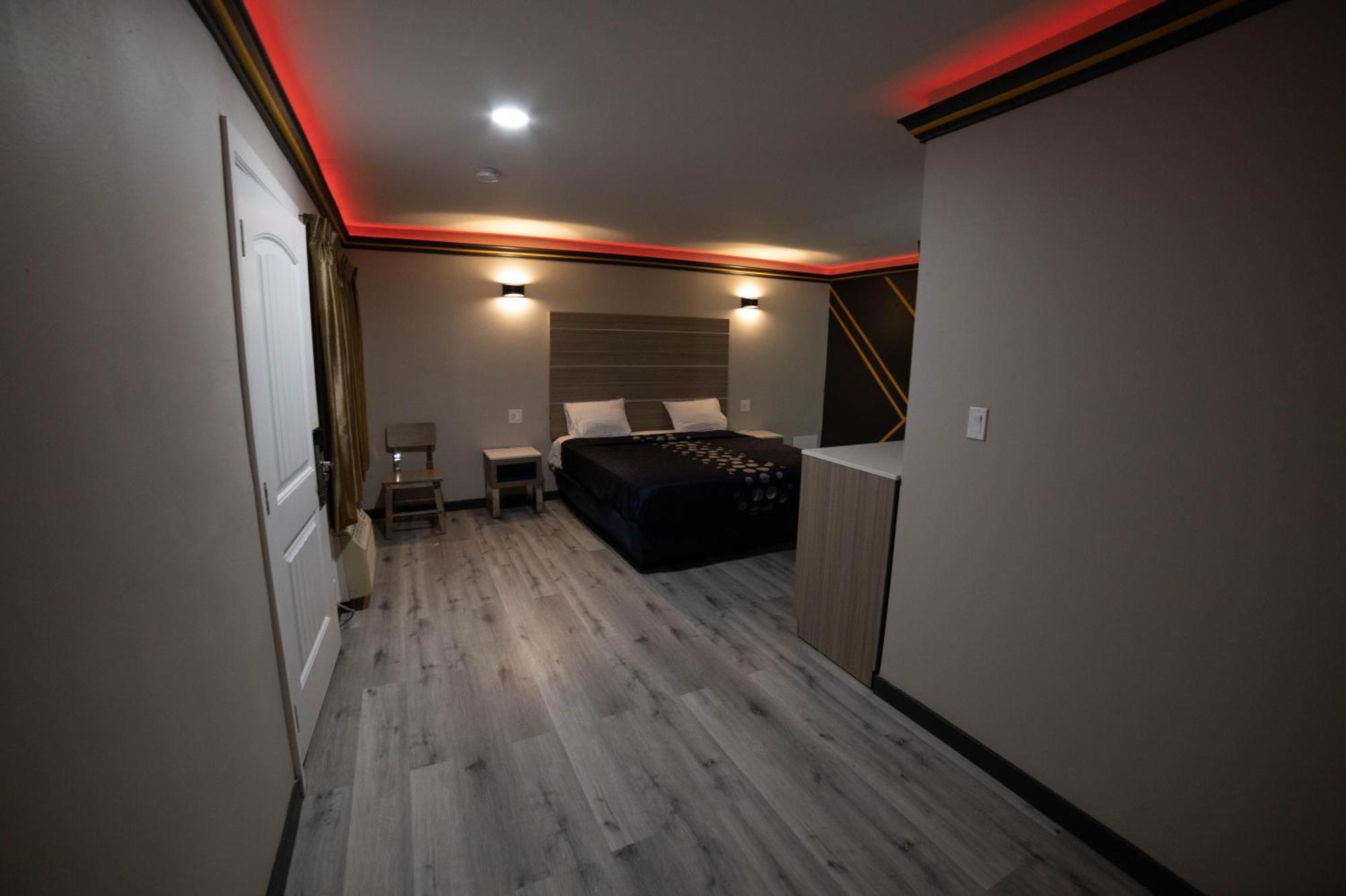 Artesia Motor Inn Беллфлауэр Экстерьер фото
